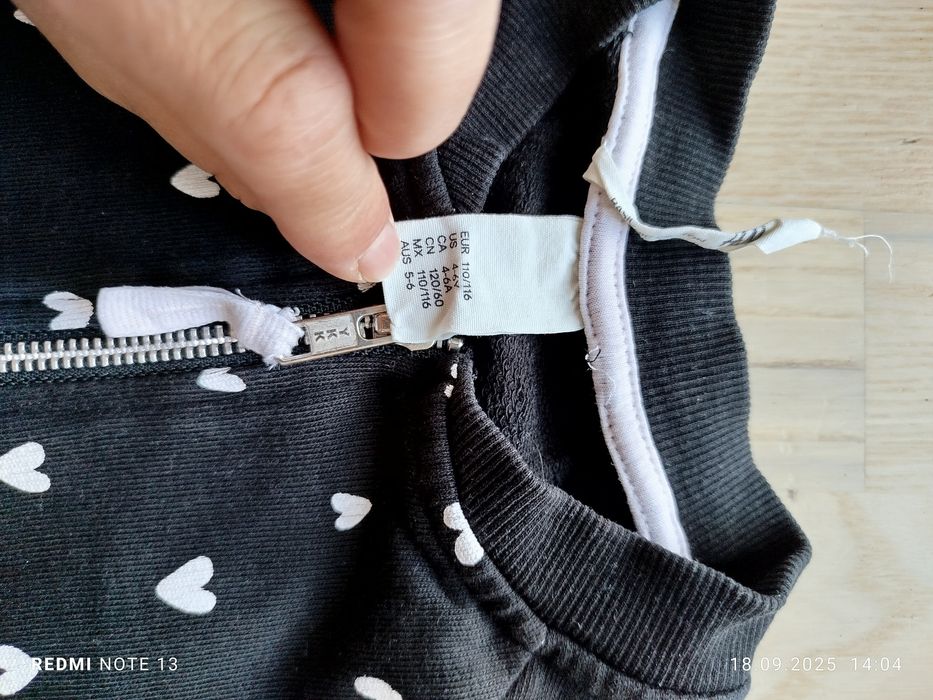 Czarna bawełniana bluza zasuwana białe serca serduszka H&M 110/116