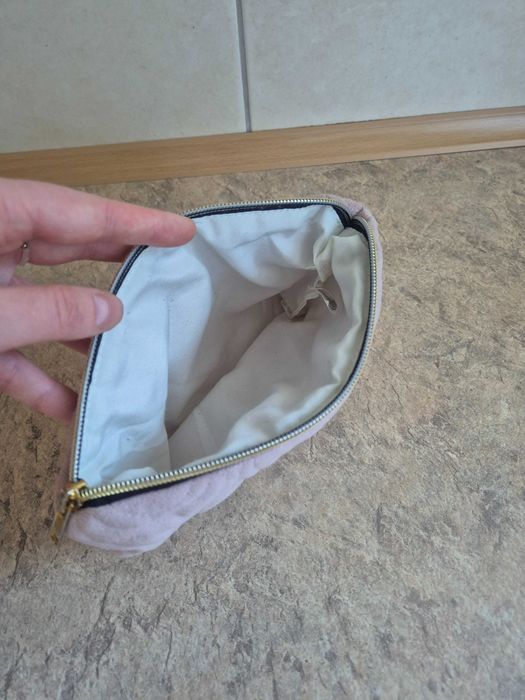 Kosmetyczka na zamek, welur, róż, Jysk.