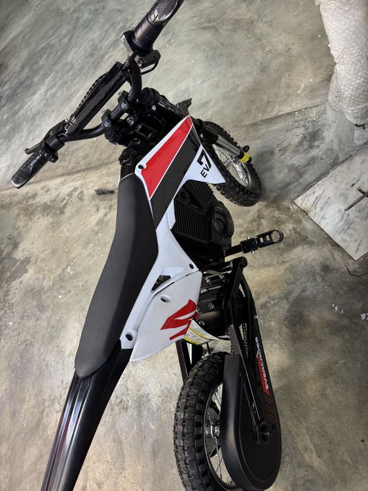 Vendo moto de crianca bateria nova