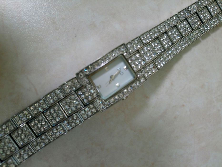 Продам женские кварцевые часы марки "D & G".