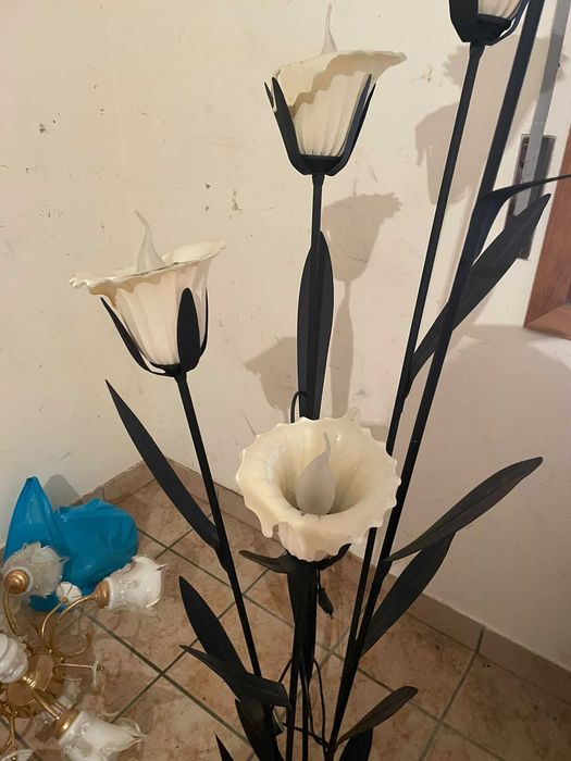 Candeeiro de pé com flores