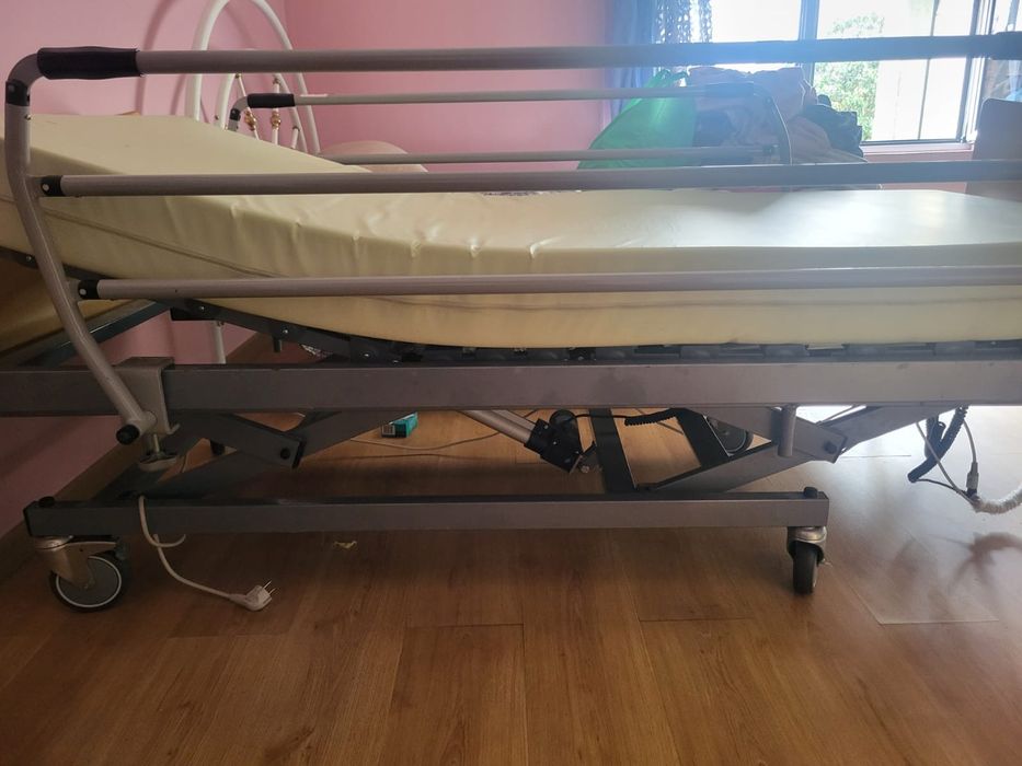 Cama articulada semi nova com elevador