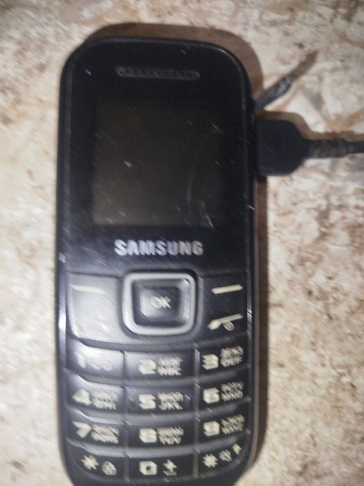 Продам дешево 2 телефона  Самсунг