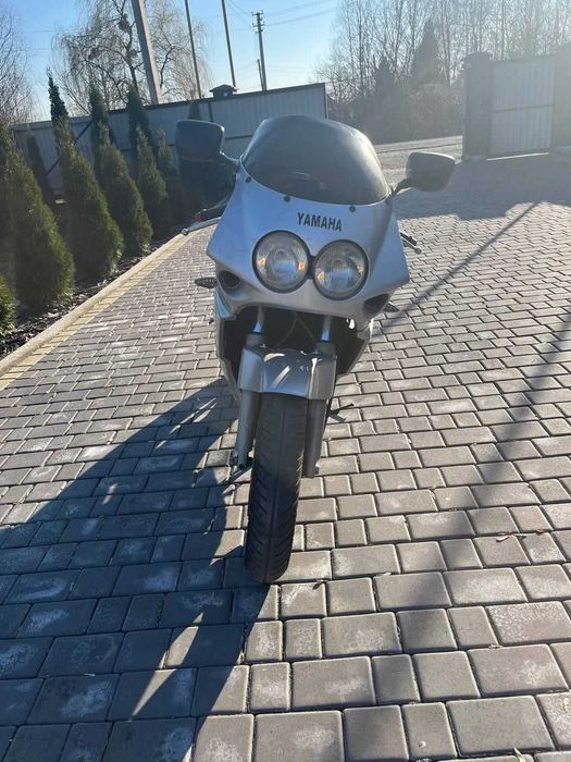 Спортбайк Yamaha FZR