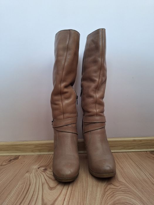 Beżowe kozaki zimowe