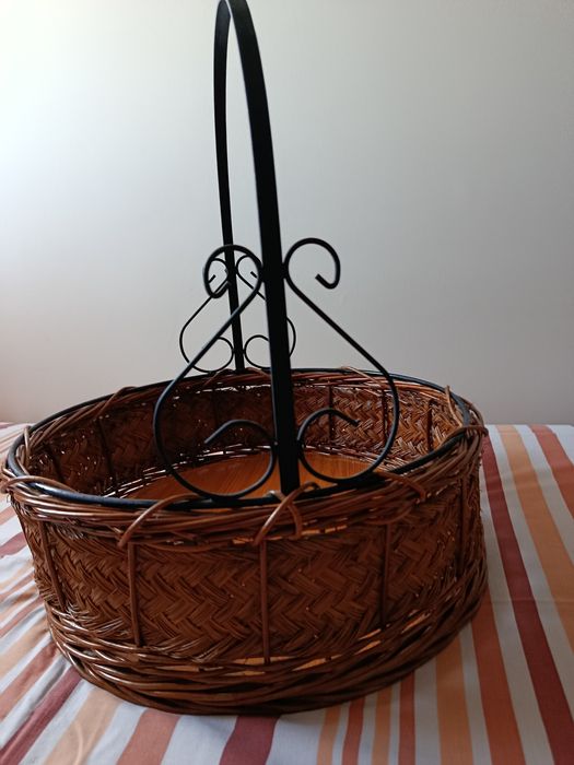 Cesto de vime com ferro fundido preto
