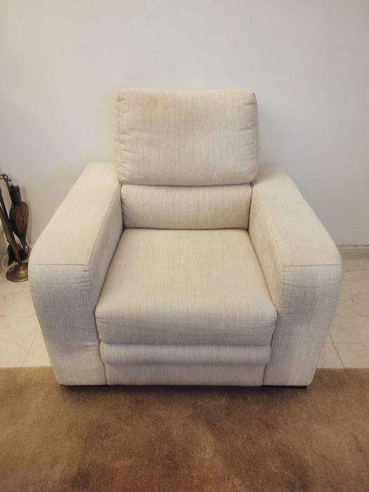 Sofá e poltrona bejes impecáveis