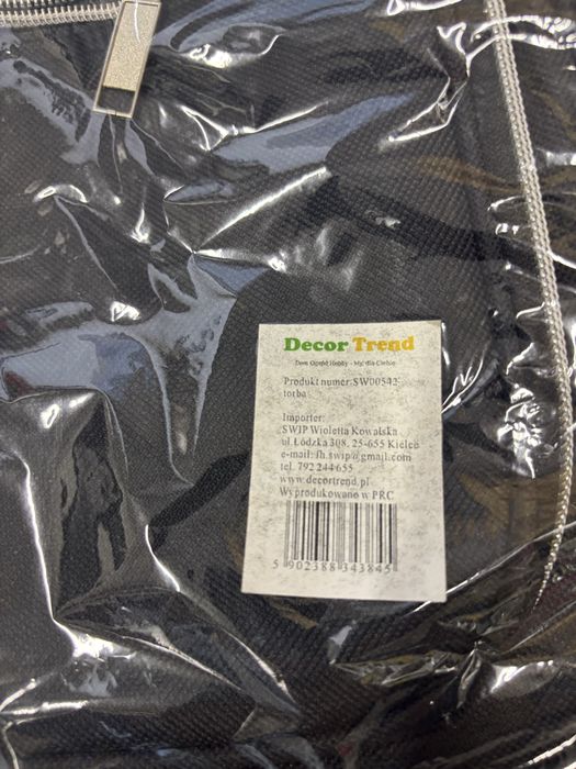 Czarna nowa kosmetyczka