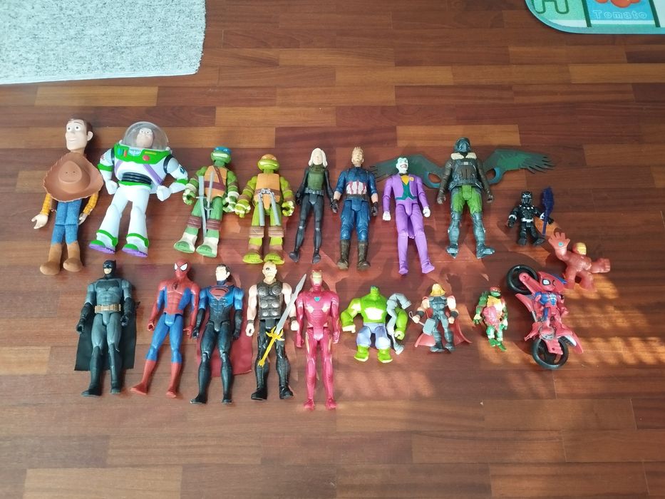 Vendo conjunto várias figuras Marvel, DC Comics e Disney