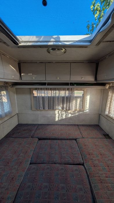 Autocaravana com 4 lugares na cabine e três portas