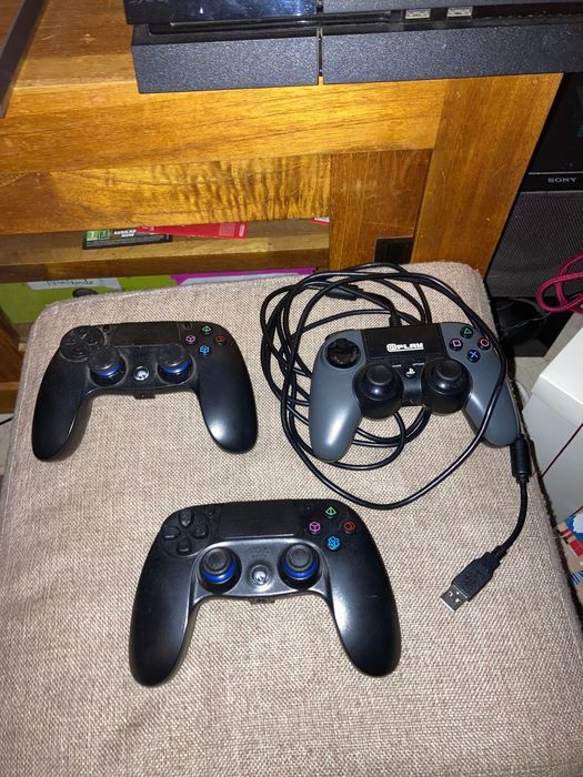 Consola Playstation 4 com 3 comandos