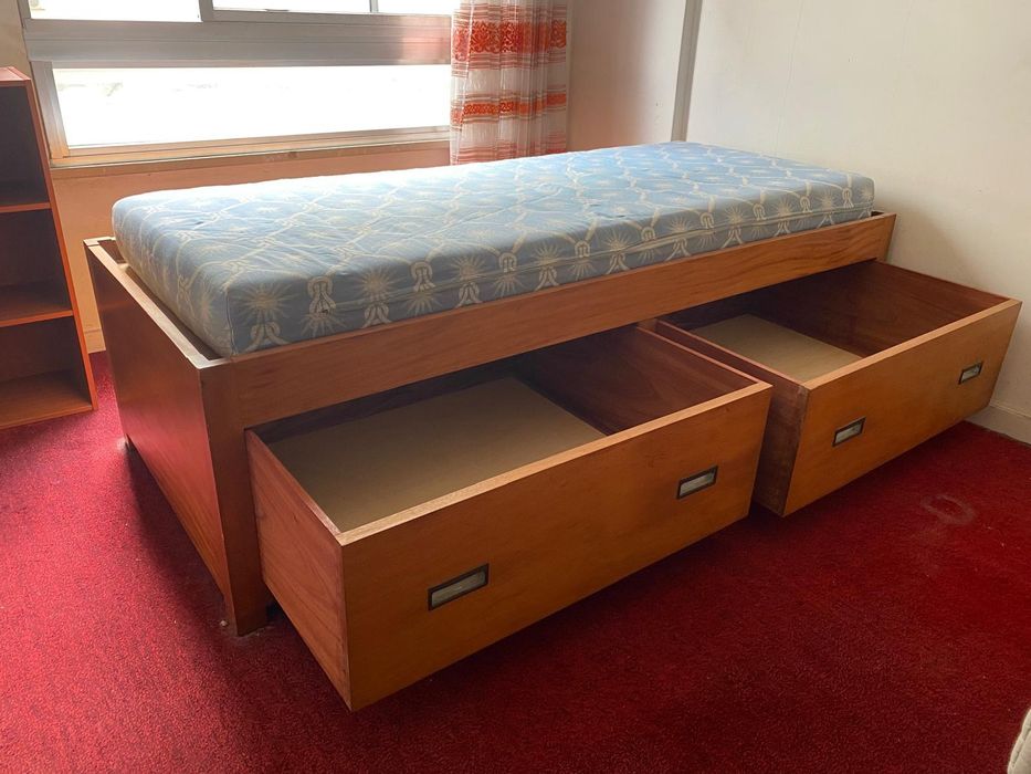 Cama de solteiro com gavetas