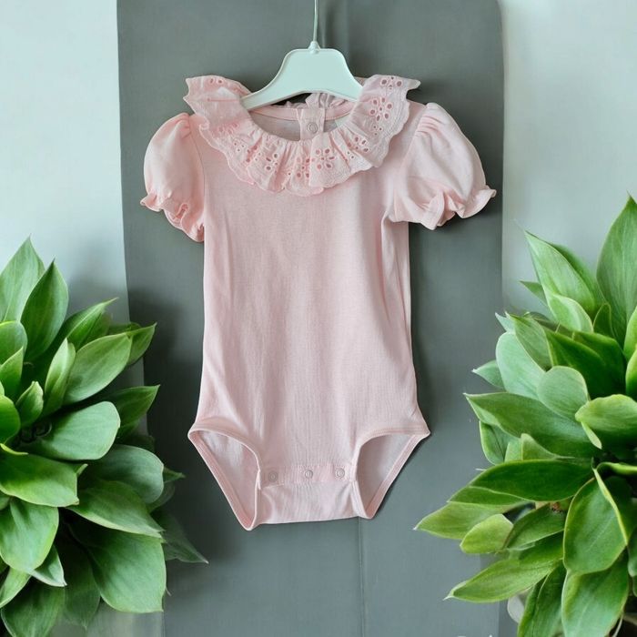 Przepiękne body z krótkim rękawem z haftowanym kołnierzykiem hm h&m 86