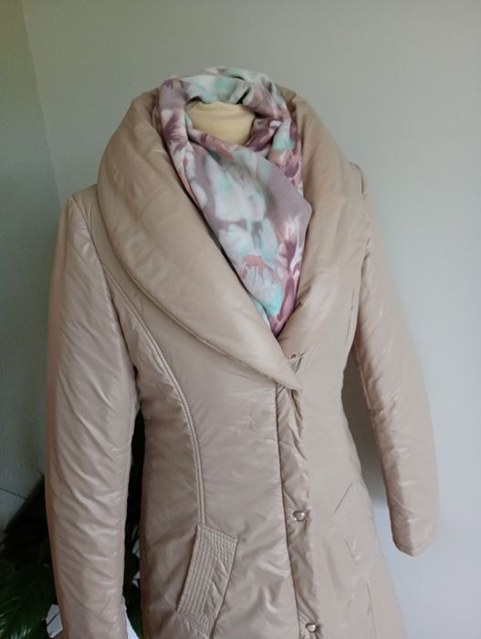 38 Caterina Leman długa kurtka płaszcz beżowy kaszmirowy z kołnierzem.