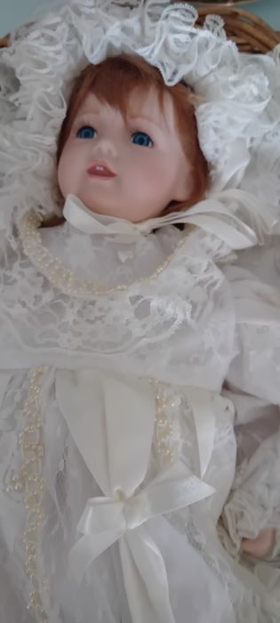 Bebé grandito vestido longo e touca.