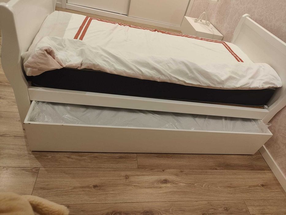 Cama 1,90m x 0,90m com colchão e espaço de arrumação com estrado e colchão