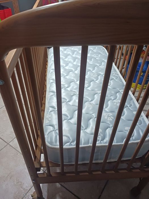 Cama de bebé com colchão. Novo (quase)
