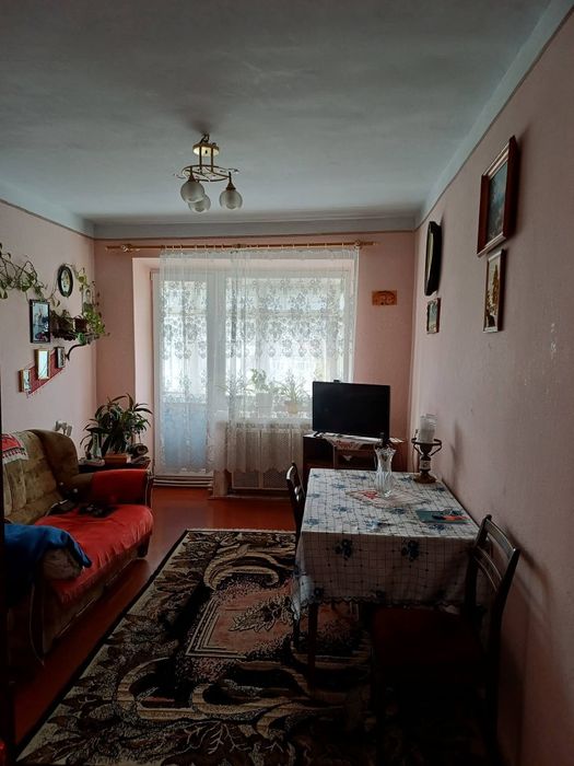 М.Новоселиця. В центрі. В районі мед коледжу. Продається 3-кімнатна квартира з усіма зручностями.