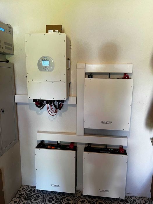 Встановлення гібридних інверторів і АКБ резервне живлення дома