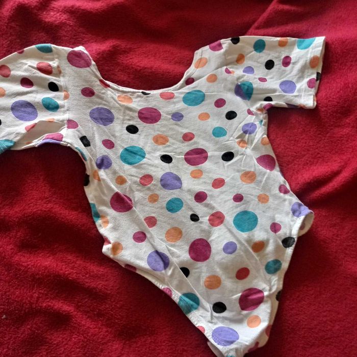 Białe body w kolorowe grochy
