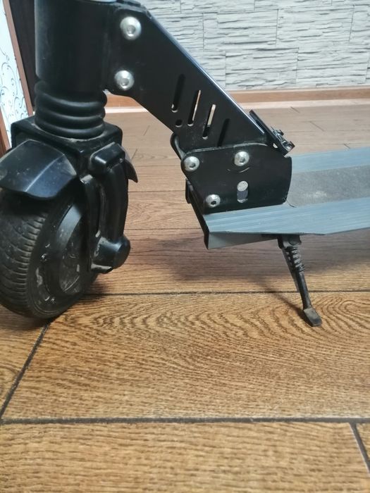 Електросамокат у відмінному станіі