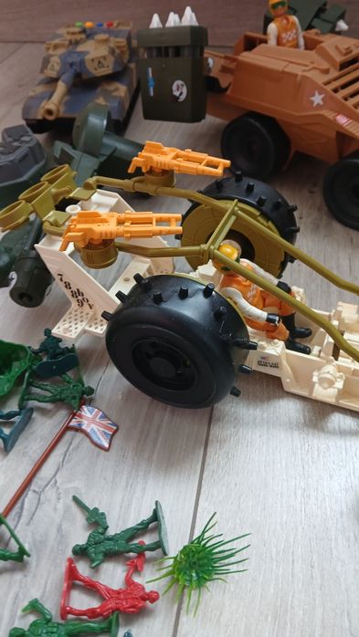 військові авто hasbro та звичайні
