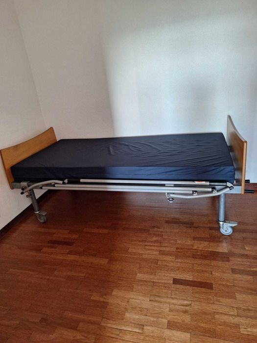 Cama articulada em bom estado