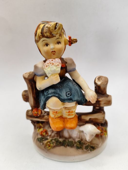 Figurka kolekcjonerska jak Goebel dziewczynka z owieczką porcelana