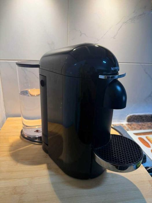 Máquina de Café Nespresso Vertuo – Como Nova + Oferta Espumador de Leite