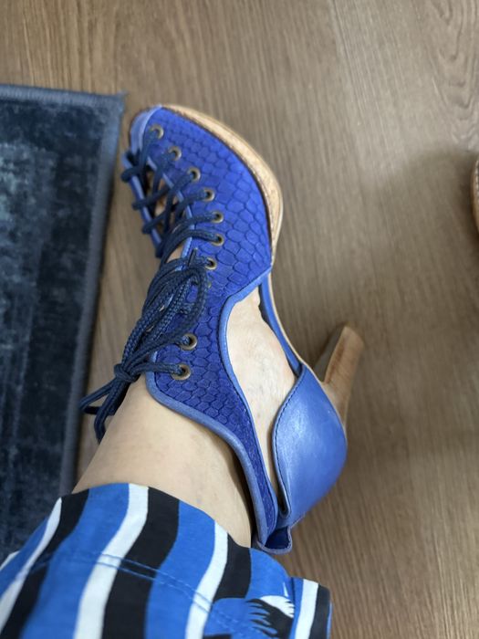 Sapatos 36 com atilhos marca zilian