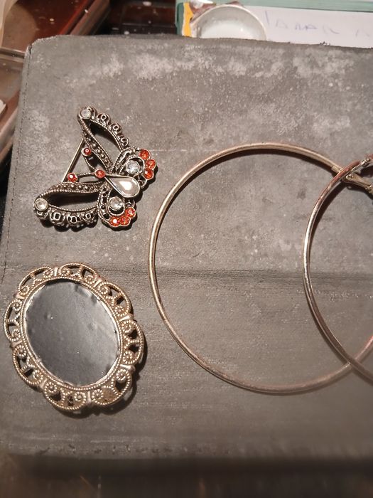 Várias peças em prata ou outros materiais