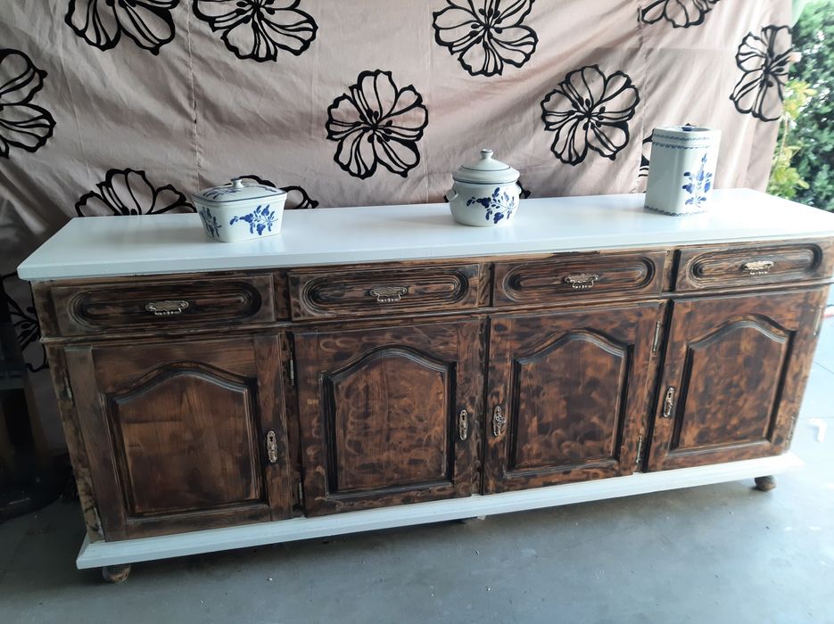 Aparador branco e castanho