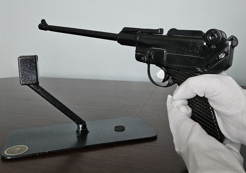 Metalowa rzeźba pistoletu