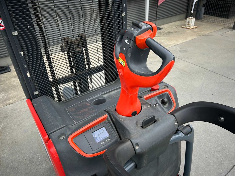 Stacker Linde 1400 Kgs com plataforma de operador