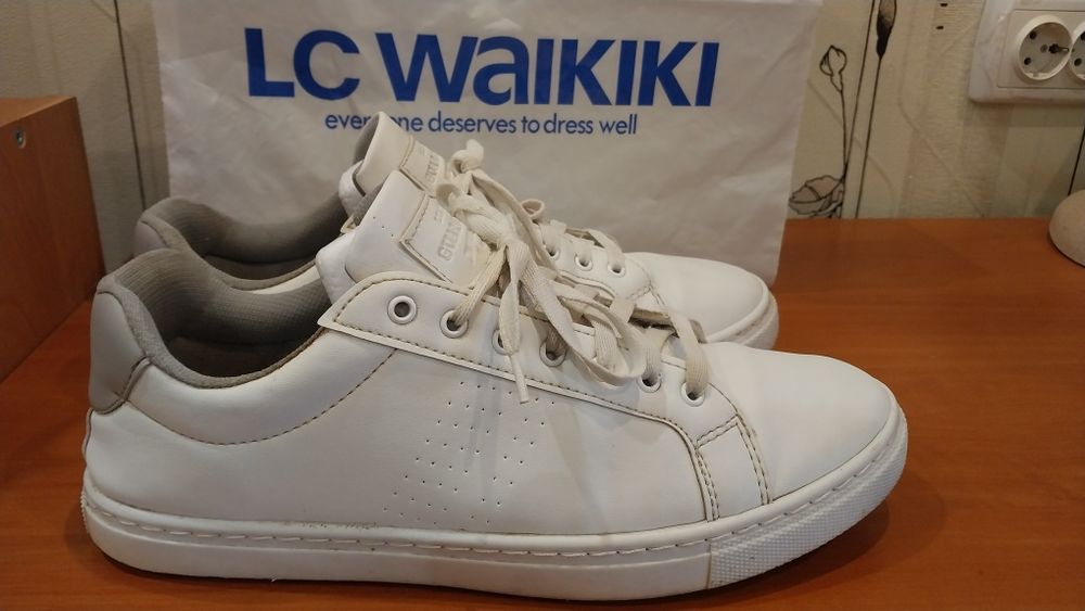 Продам мужские демисезонные кроссовки Сникерсы  LC Waikiki.