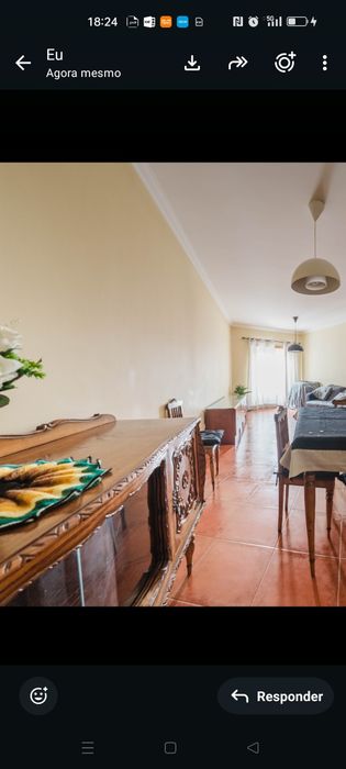 Conjunto de mesa, cadeira(sem poltronas) e um móvel (o que tem vidro)e 1 move