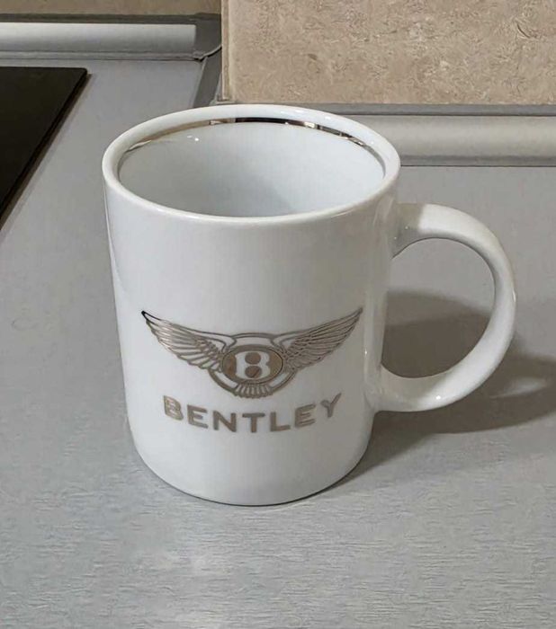 Caneca Bentley em cerâmica com detalhe dourado