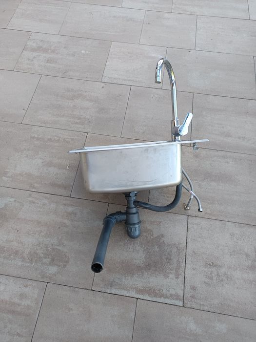 Zlewozmywak stalowy z baterią kuchenną