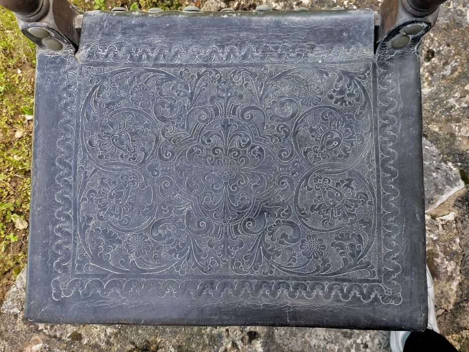 Cadeiras de couro com pregos