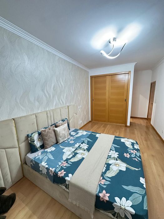 quarto suite com WC privativo com uma varanda bastante espaçosa e com uma bela vista, localizado na colinas do cruzeiro odivelas