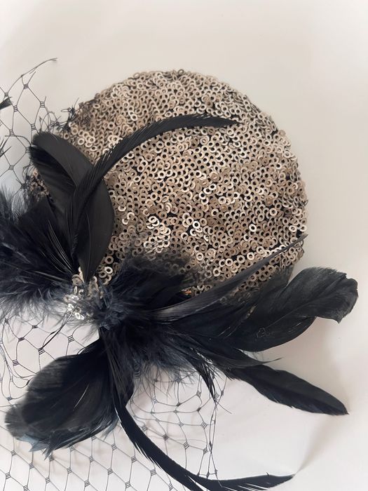 Conjunto de casaco, vestido e fascinator
