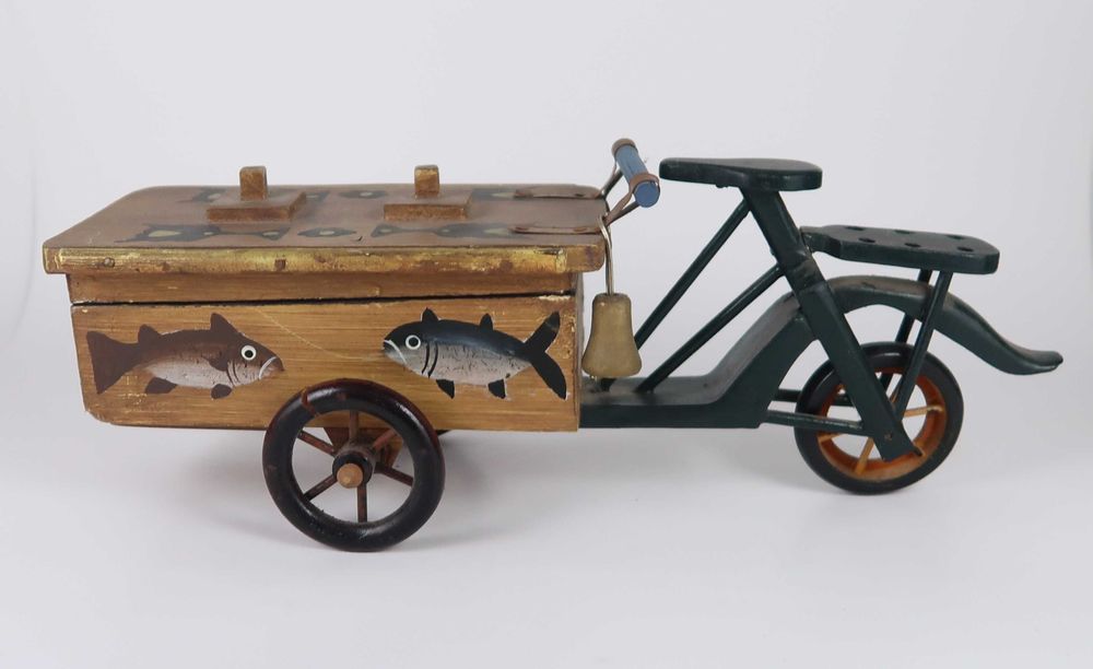 Réplica vintage de triciclo de vendedor de peixe