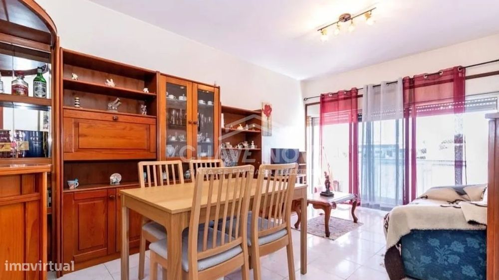 Apartamento T2 c/Varanda e Lugar de Garagem em Santa Maria da Feira — Santa Maria de Lamas, Aveiro
