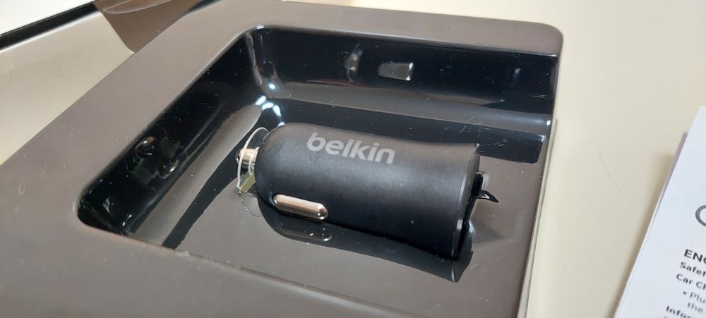 Автомобиььное зарядное устройство belkin
F8M730btBLK)
Автомобільний за