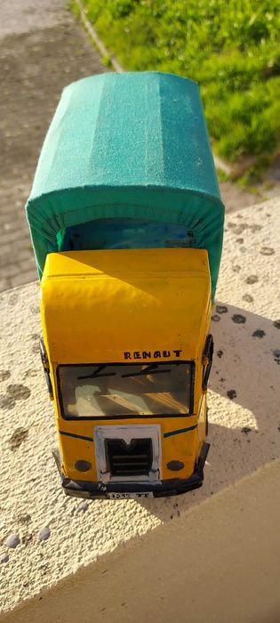 Fourgon Renault em chapa