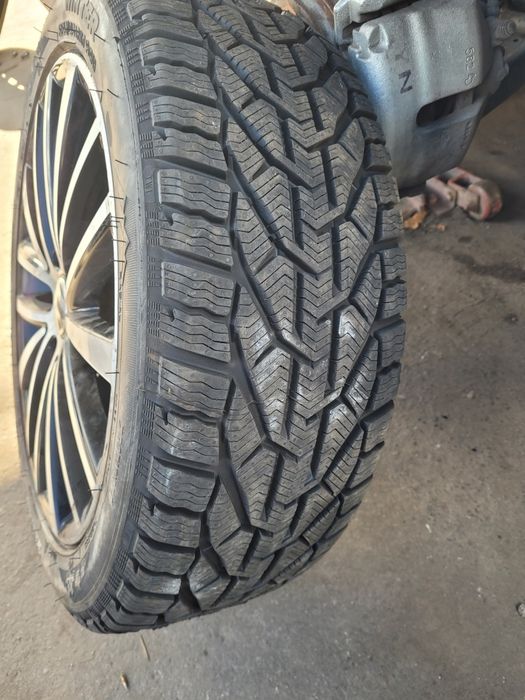 Продам зимову резину 225/45 r17