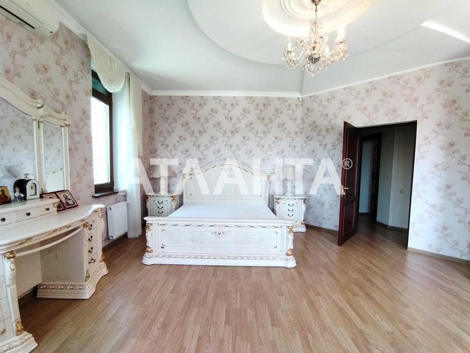 Будинок з басейном біля моря на 7 сотках