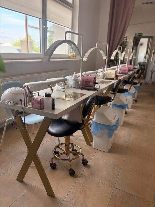 Stoliki do manicure z pochłaniaczami i krzesłami