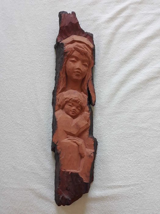 Piękna płaskorzeźba w korze drzewa, Matka z dzieckiem