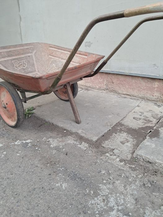 Тачка металева двохколісна